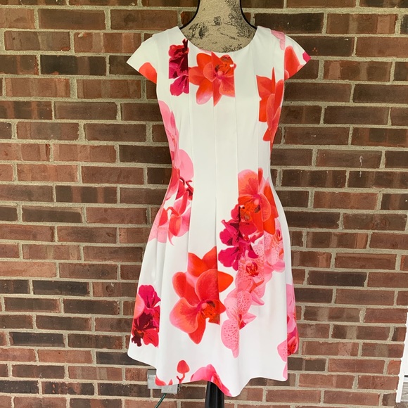 Calvin Klein Dresses & Skirts - Like new Calvin Klein floral short sleeve dress